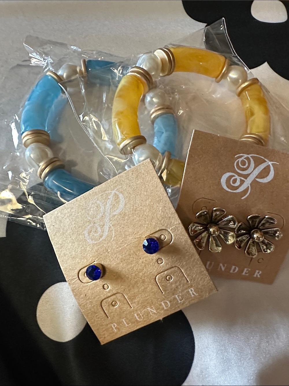 ⭐️⭐️Free mystery necklace, two bracelets and two earrings.